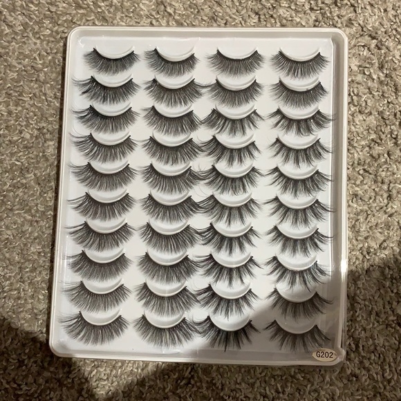 20 pairs of lashes - Picture 1 of 3